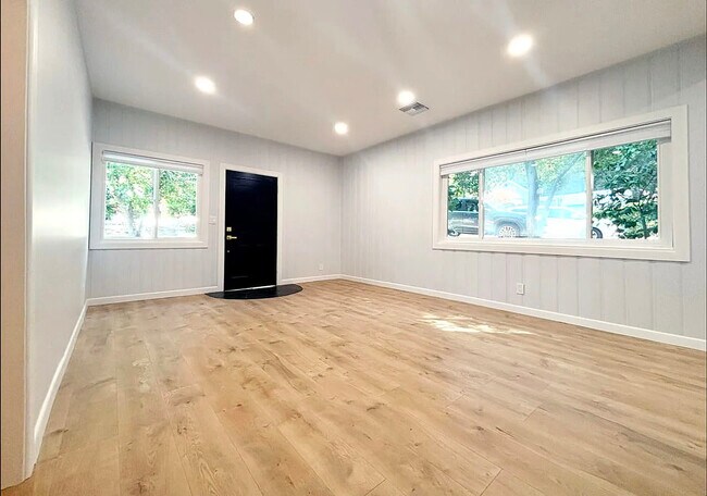 Photo - 9739 Pinewood Ave