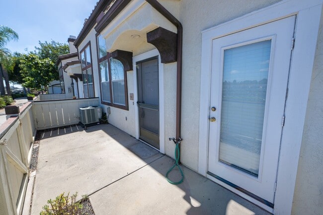 Building Photo - Beautiful 2 bed 2.5 bath condo available n...