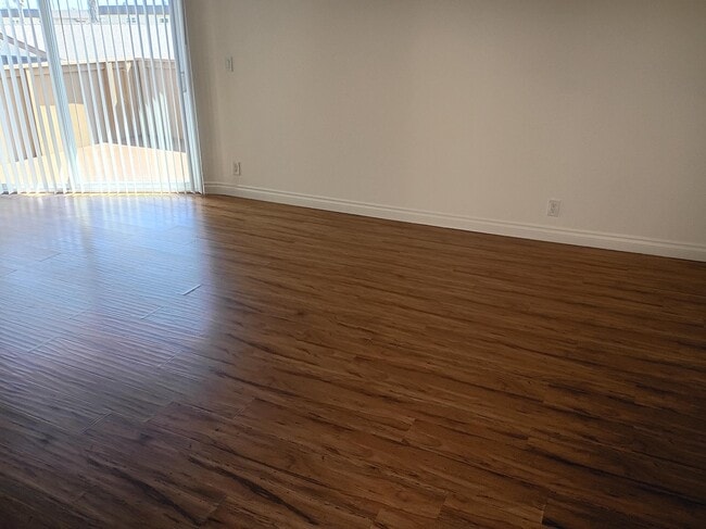 Building Photo - 4901 Heil Ave Unit Studio
