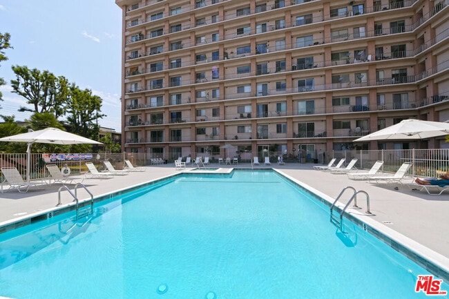 Building Photo - 100 S Doheny Dr Unit 424