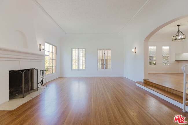 Photo - 1122 S Tremaine Ave