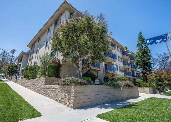 Photo - 1110 W 10th St Unit #305