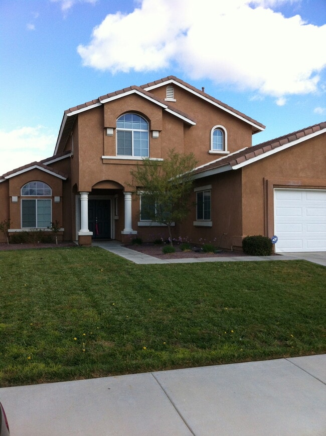 Building Photo - Beautiful 4 bedroom home in Eagle Ranch!