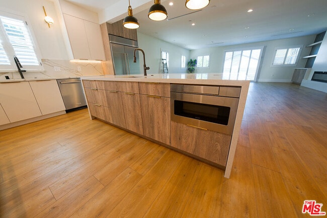 Photo - 19235 Strathern St