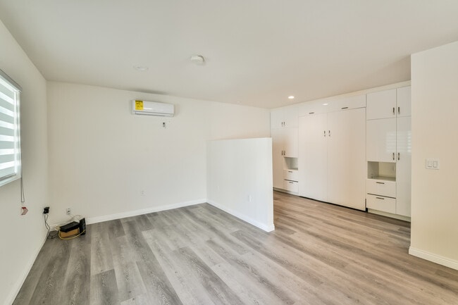 Photo - 11858 Beatrice St