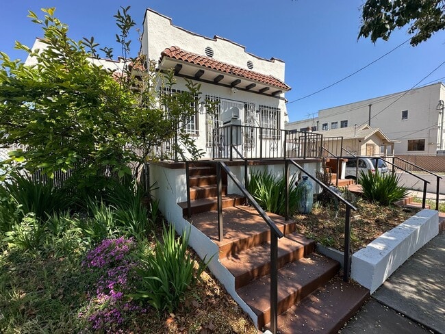 5 bedrooms, 1.5 baths with parking off Sun... - 5 bedrooms, 1.5 baths with parking off Sun... Apartment Unit 1528