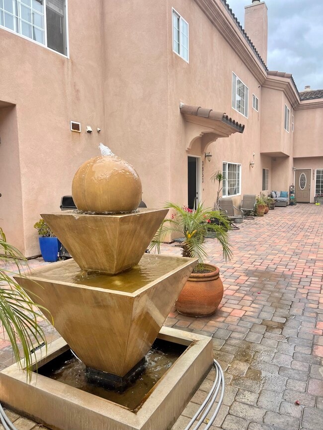 Building Photo - 3953 Riviera Dr Unit 3953 Rental
