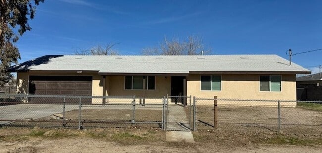 Building Photo - Gorgeous Remodeled 3+2 On Half Acre- $2600