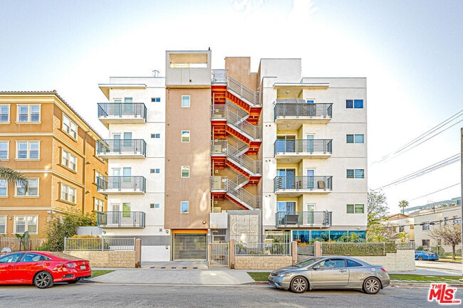 Building Photo - 903 S New Hampshire Ave Unit 303