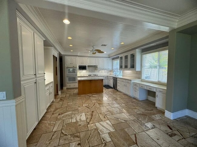 Photo - Spacious (5+bed/3bath) Home with Huge Back...