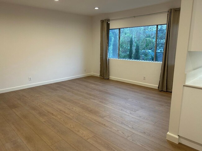 Building Photo - 144 N Wetherly Dr Rental