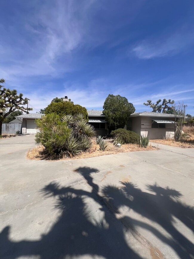 Building Photo - AVAILABLE NOW Rental