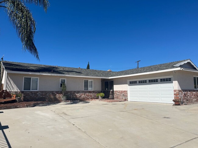 Building Photo - 4 bedroom 2bathroom Home Available now!