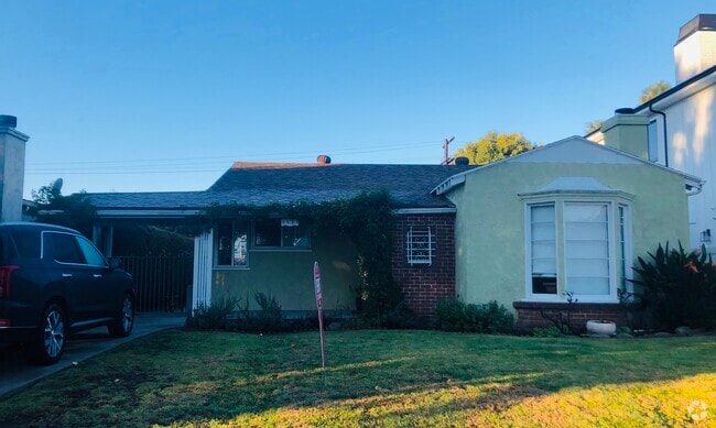 Curbside view - 2581 Amherst Ave Rental