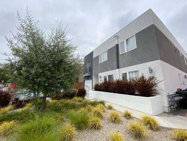 Photo - 627 N Mariposa Ave Unit 627