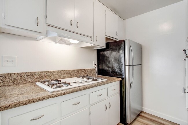 Photo - 1550 S Saltair Ave Unit 8