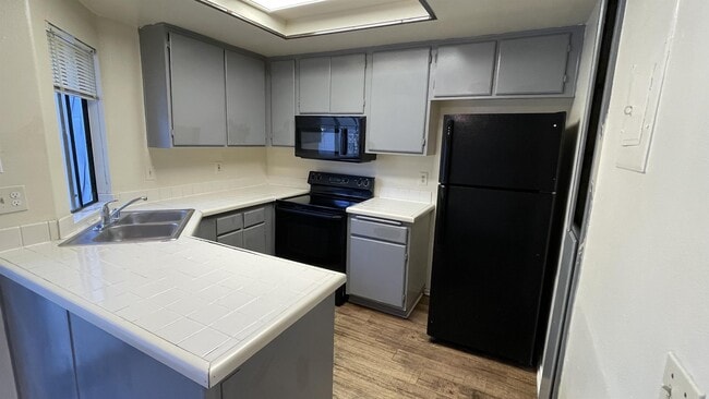 Building Photo - 707 S Webster Ave