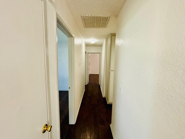 Photo - 2308 Edam St