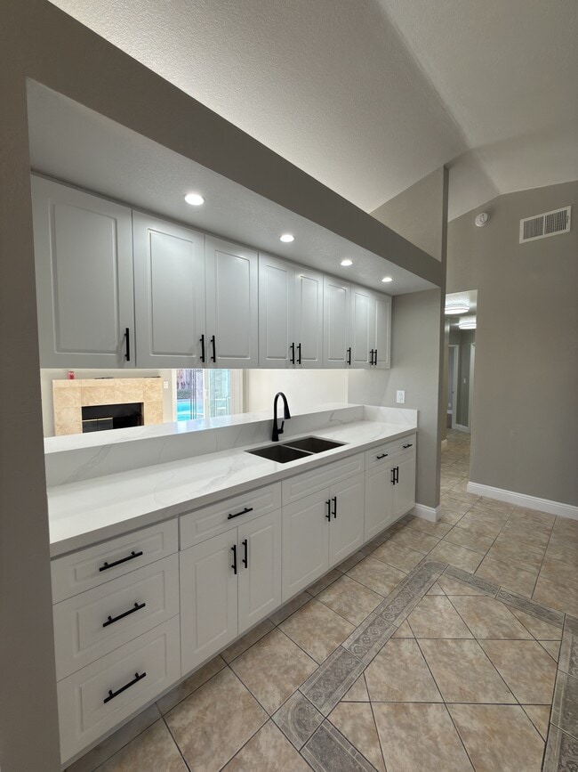 Kitchen - 2338 Langhorn St