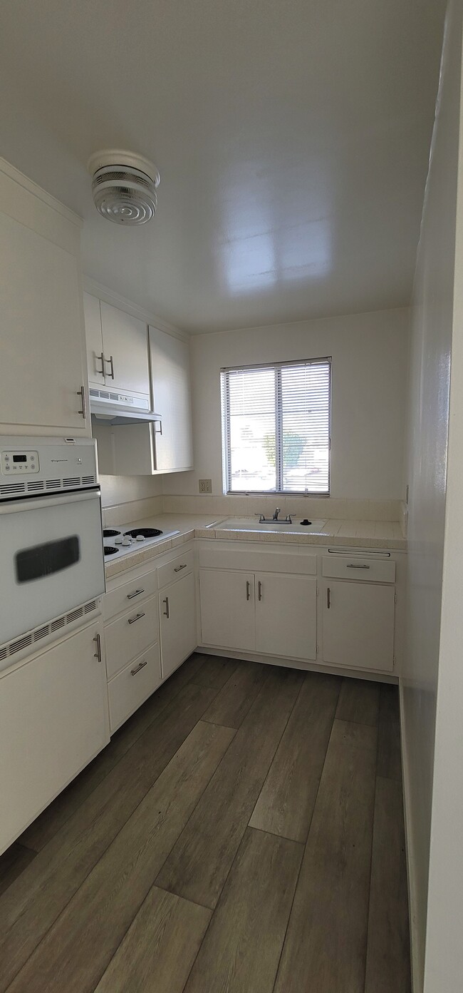 #18 kitchen - Via Del Amo Apartments