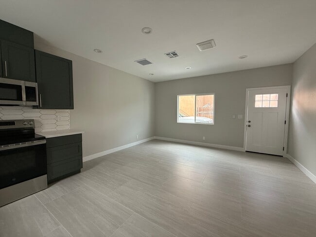 Photo - 323 S Kroeger St
