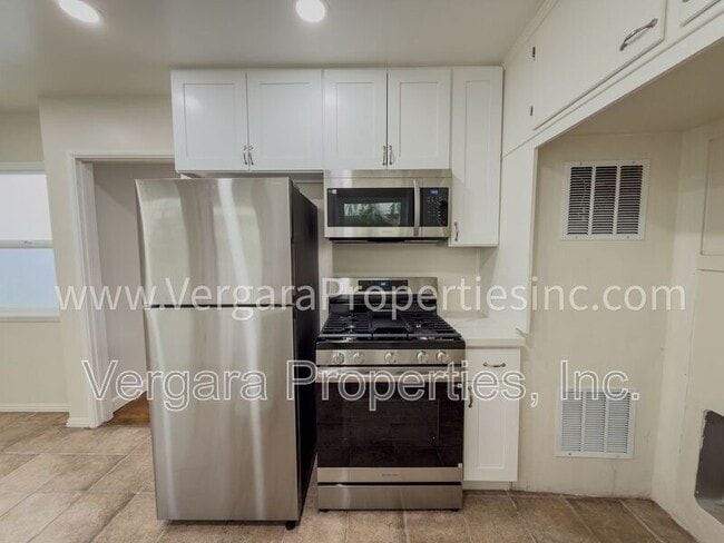 Building Photo - 611 Amapola Ave