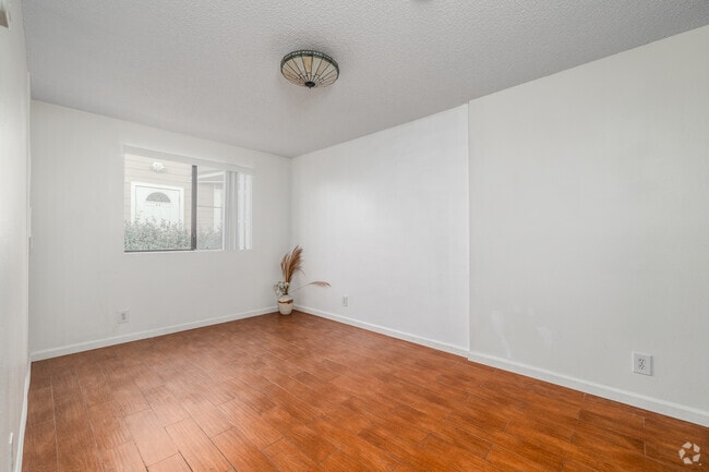 1BR, 1BA - 750SF - Bedroom - 1943 Vista Del Mar Ave