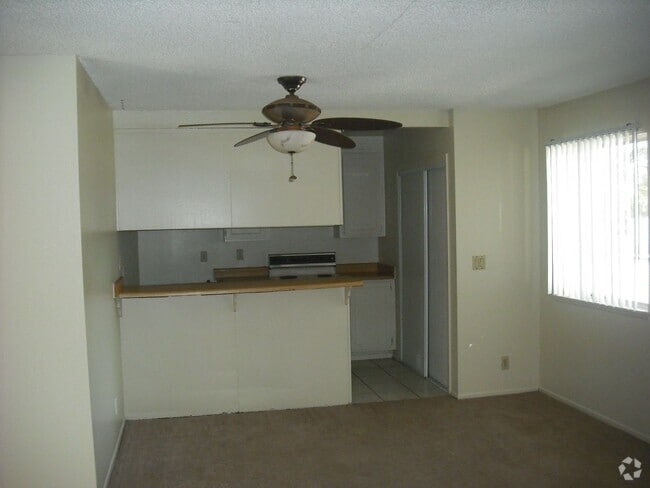Building Photo - Spacious 1 bedroom condo with pool