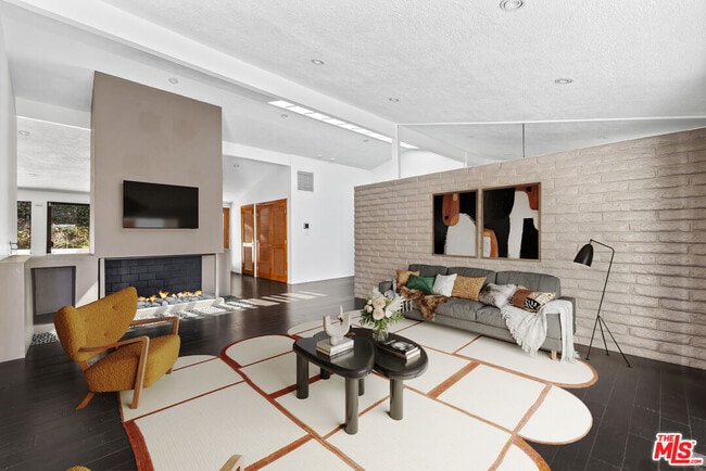 Building Photo - 2100 Roscomare Rd Rental