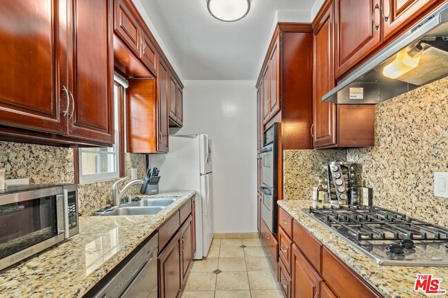 Photo - 1330 S Barrington Ave Unit 11