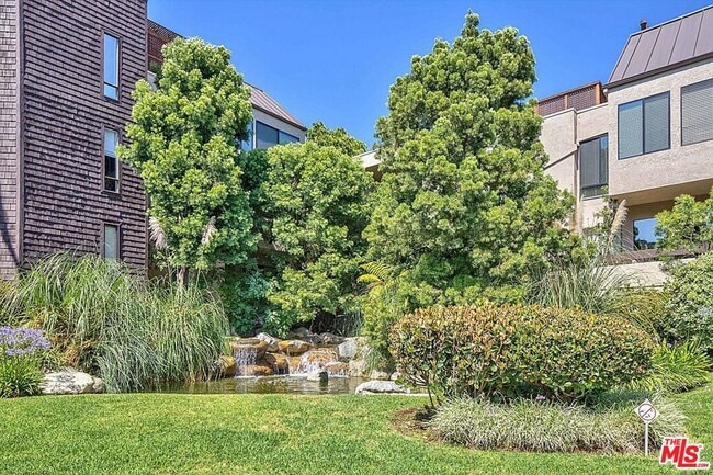 Photo - 950 Kings Rd Unit 143