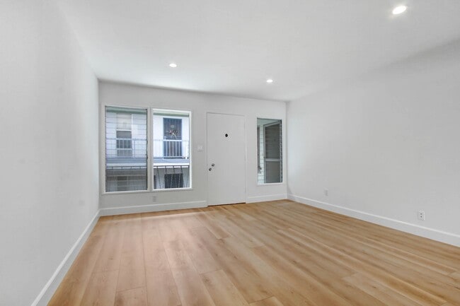 Photo - 922 6th St Unit 09