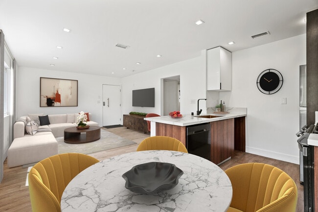 Photo - 701 N. Hill Pl.