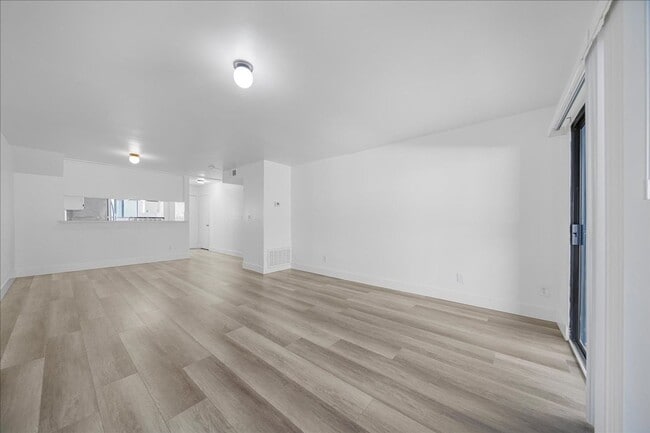 Photo - 448 W Windsor Rd Unit 05