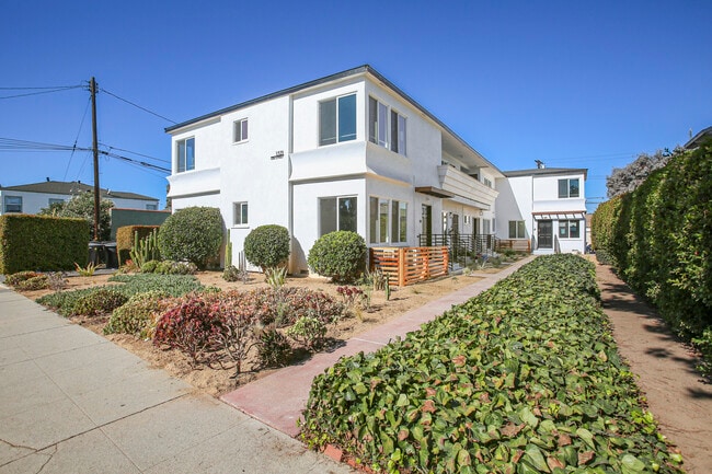 Building Photo - 1321 Oak St Unit Alpha