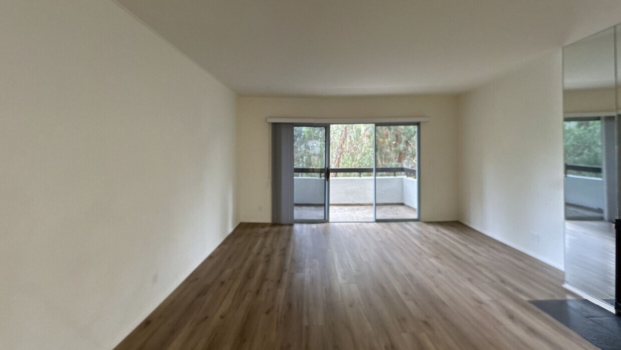 3D Tour - 410 S Barrington Ave Unit 205