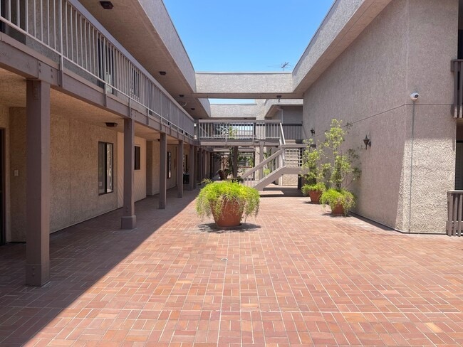 Photo - 15215 Magnolia Blvd