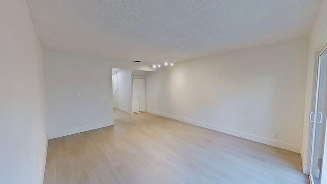 Photo - 437-443 W Valencia Dr