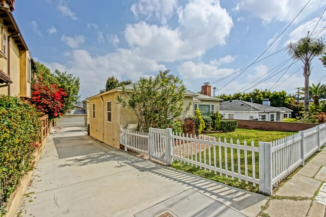 Building Photo - 1741 2nd St. Unit 1743