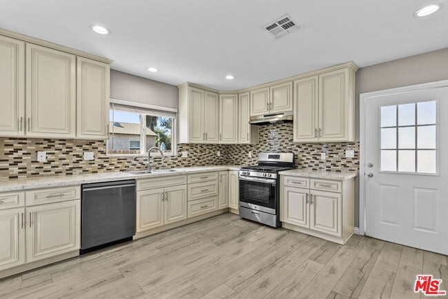 Photo - 6717 Cedros Ave