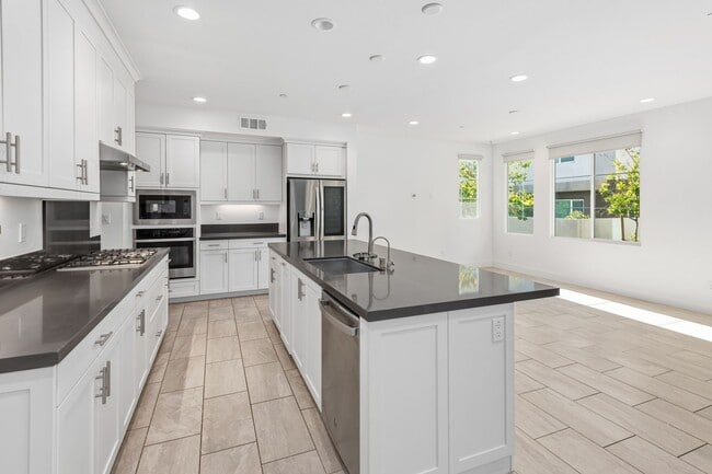 Building Photo - 3 Bedroom + Loft for Lease GREAT PARK LOCA...