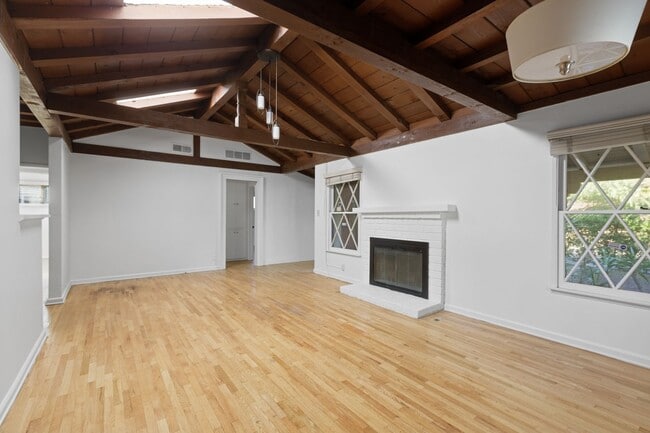 Building Photo - Cozy 3-bedroom Home Nestled in Encino!