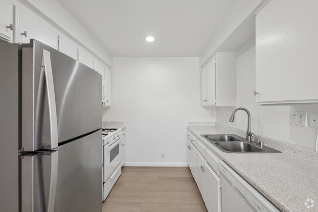 2BR, 1BA - 860SF - Kitchen - 5121 Klump Ave.