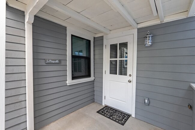 Building Photo - 2 WEEKS FREE!! Newly Renovated JR 1-Bedroo... Unit 2266.5 Duane St Rental