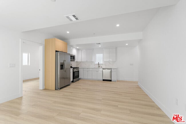 Building Photo - 10957 Calvert St Unit 1 Rental