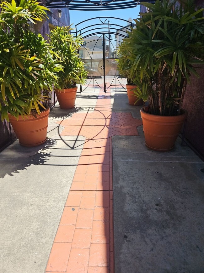 Building Photo - Beautifully renovated 2 bedroom 2 bath
One car parking stall
Laundry room onsite
Courtyard
Gated ... Unit Apt 1