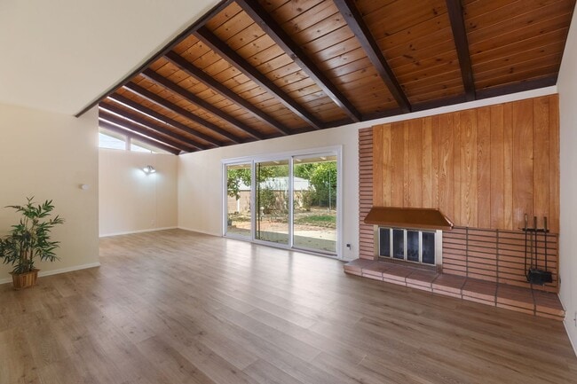 Charming Mid-Century 3-Bedroom Home in Win... - Charming Mid-Century 3-Bedroom Home in Win...