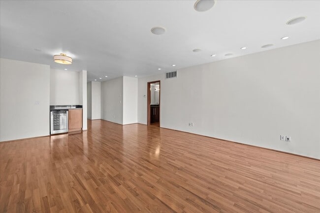 Photo - 8530 Holloway Dr Unit 306