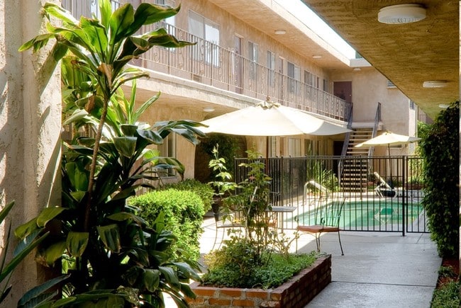 Photo - Vanowen Plaza Apartments