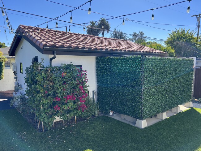 Building Photo - 2122 Kelton Ave Unit A